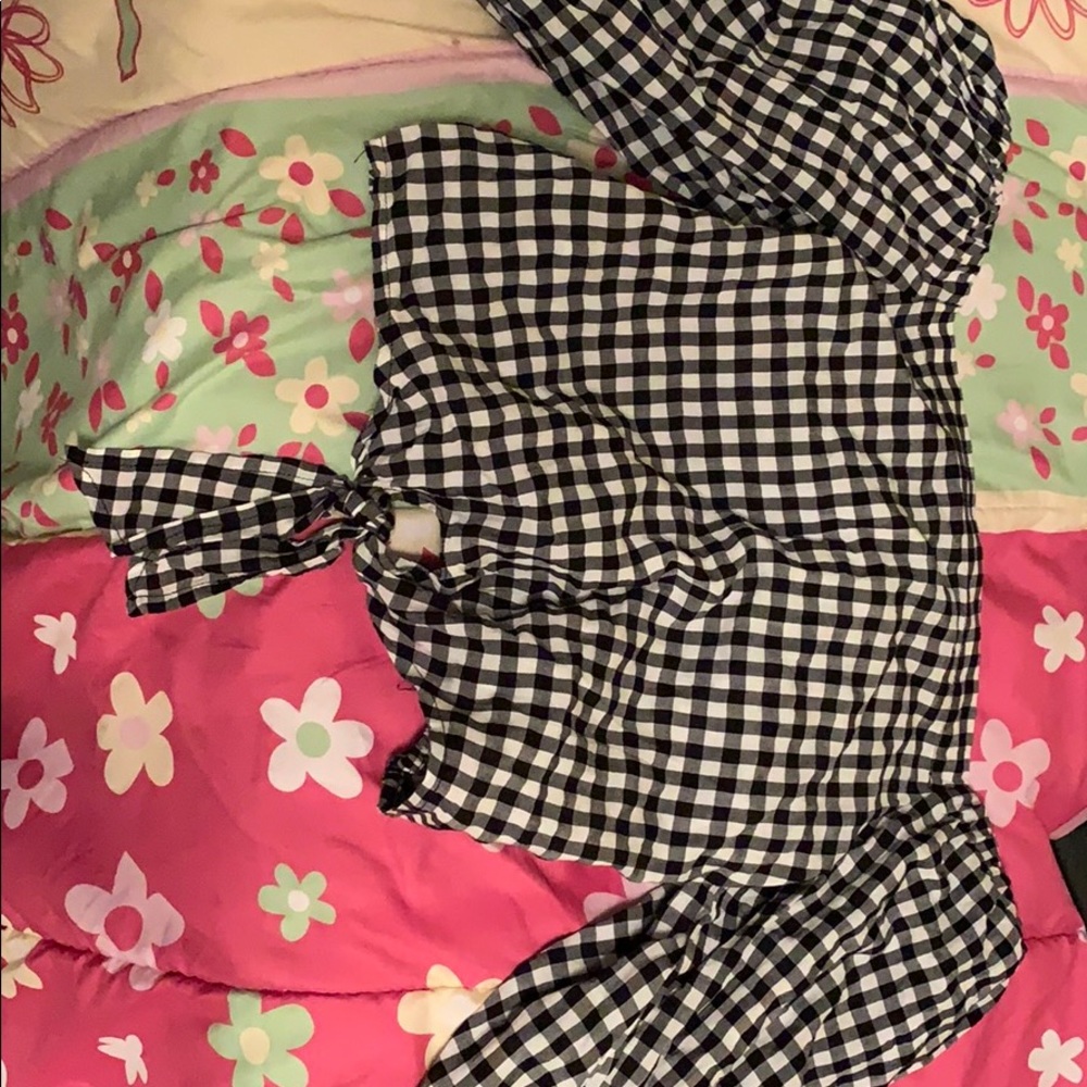 This cute shirt 😍🥰 is an  size M every pretty
